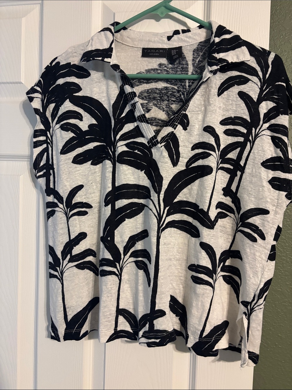 Tahari Black and White Palm-Print V-Neck Crop Top
